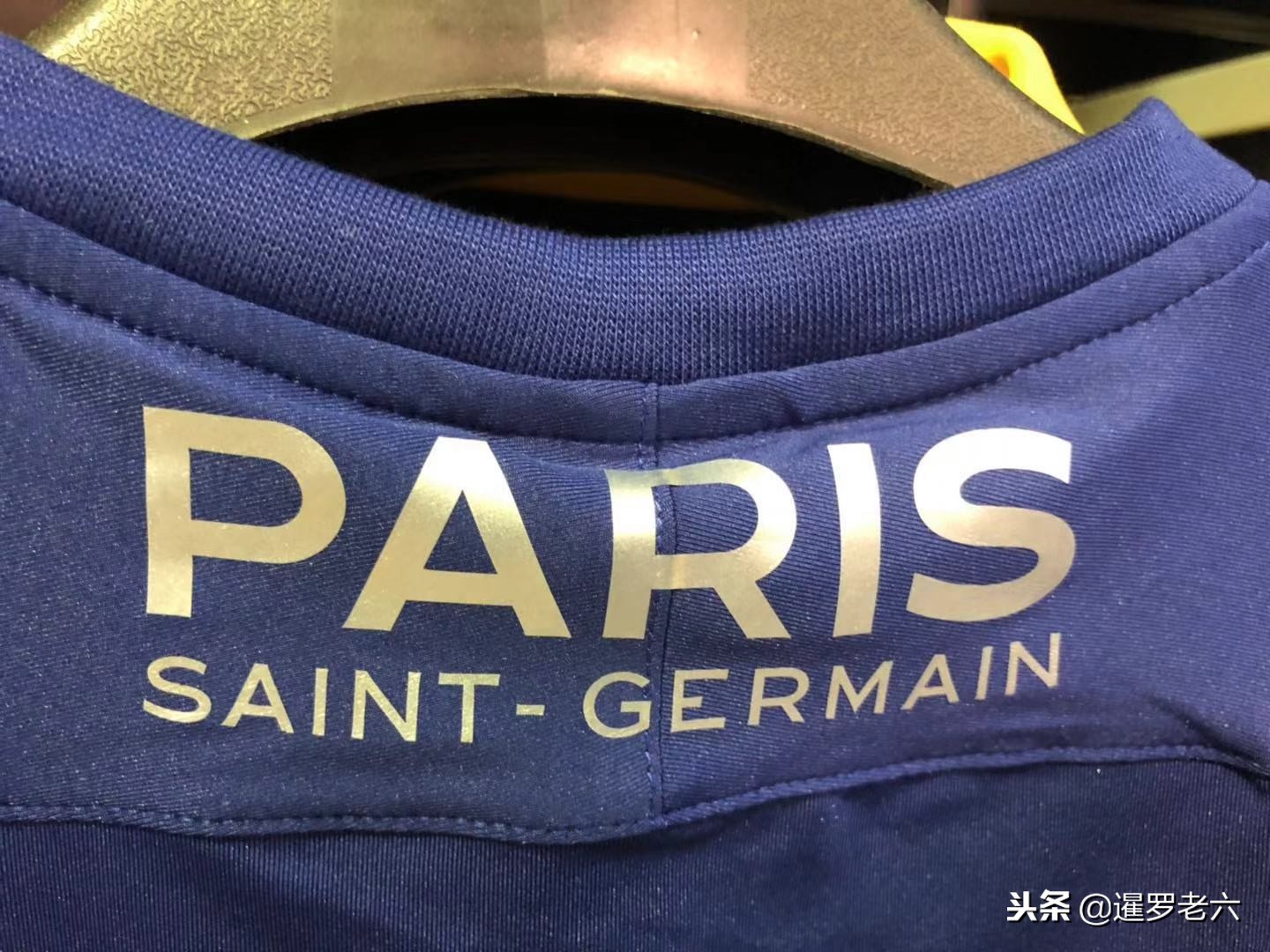 更是他在場